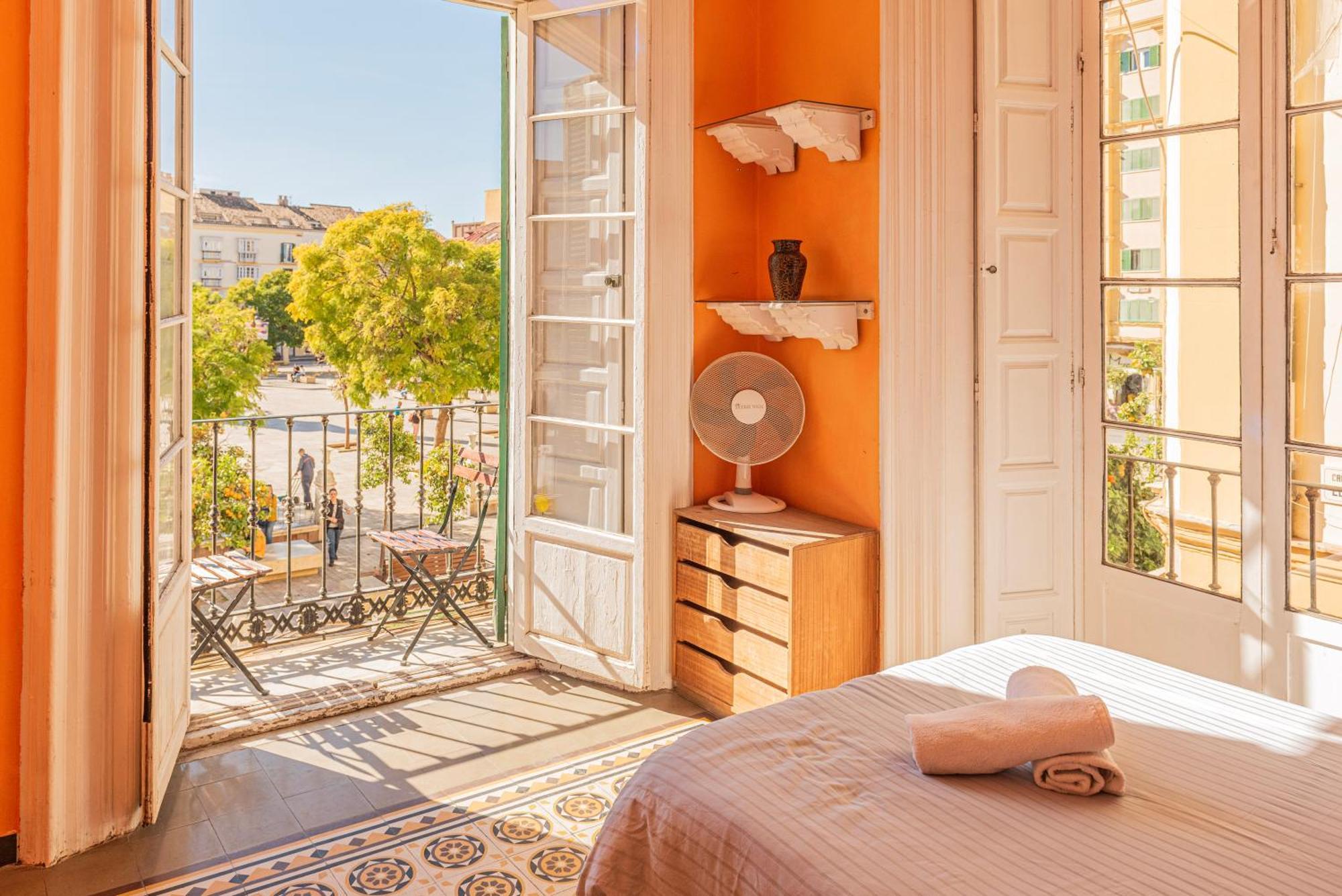 Private Rooms In Historic Building On The Square Málaga Exterior foto