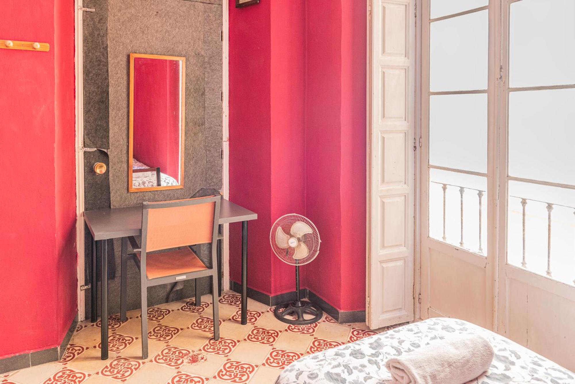 Private Rooms In Historic Building On The Square Málaga Exterior foto