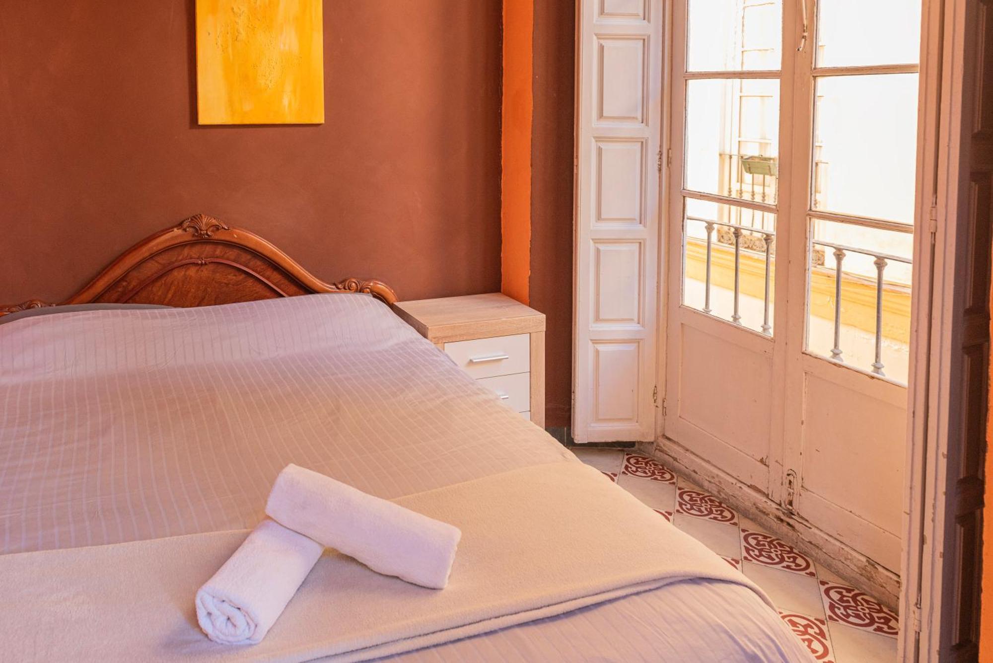 Private Rooms In Historic Building On The Square Málaga Exterior foto